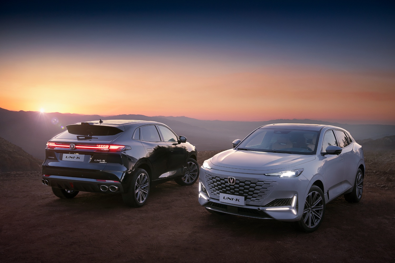 Photographe automobile à Casablanca spécialisé en publicité, branding et visuels commerciaux. Shooting de voitures haut de gamme, retouche professionnelle et contenu premium pour marques et concessionnaires.