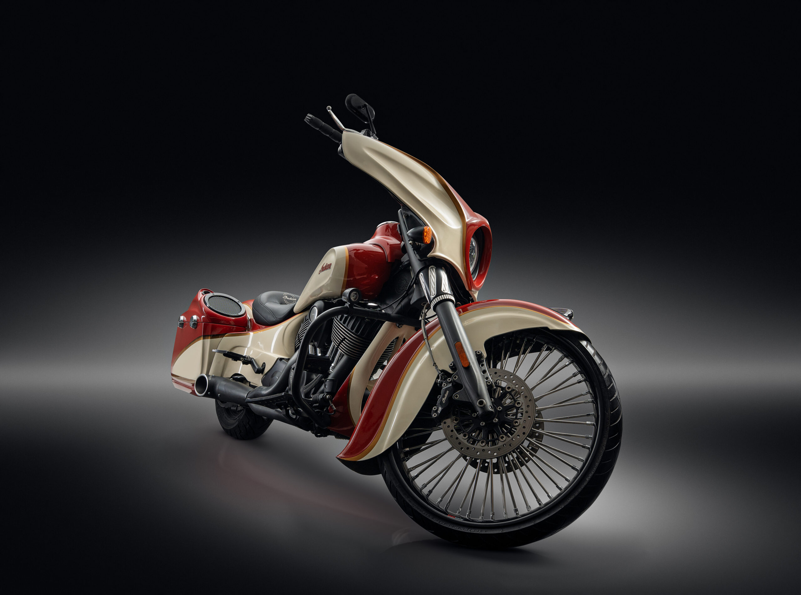 Photographe commercial à Casablanca spécialisé en publicité, produits et retouche haut de gamme. Création d’images professionnelles pour marques et entreprises au Maroc.