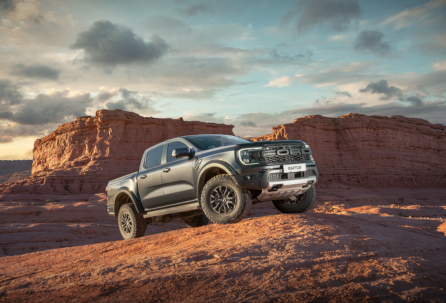 Photographe automobile à Casablanca spécialisé en publicité, branding et visuels commerciaux. Shooting de voitures haut de gamme, retouche professionnelle et contenu premium pour marques et concessionnaires.
