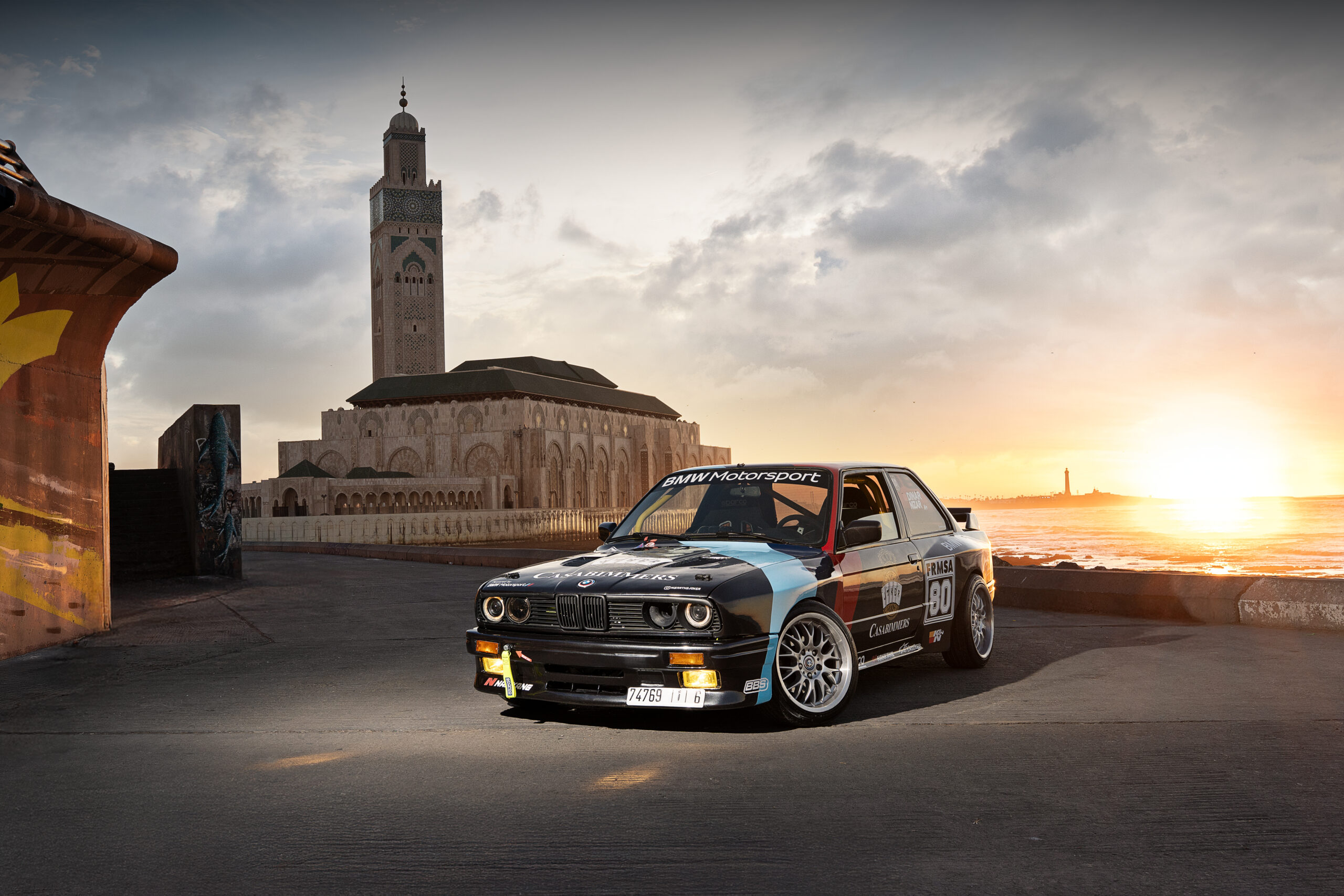 Photographe automobile à Casablanca spécialisé en publicité, branding et visuels commerciaux. Shooting de voitures haut de gamme, retouche professionnelle et contenu premium pour marques et concessionnaires.