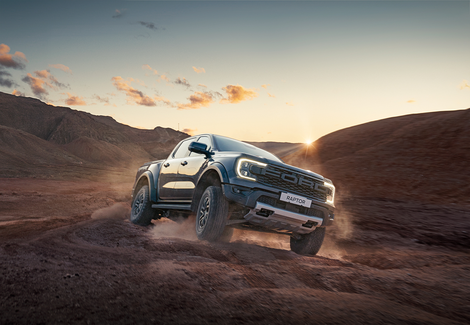 Photographe automobile à Casablanca spécialisé en publicité, branding et visuels commerciaux. Shooting de voitures haut de gamme, retouche professionnelle et contenu premium pour marques et concessionnaires.