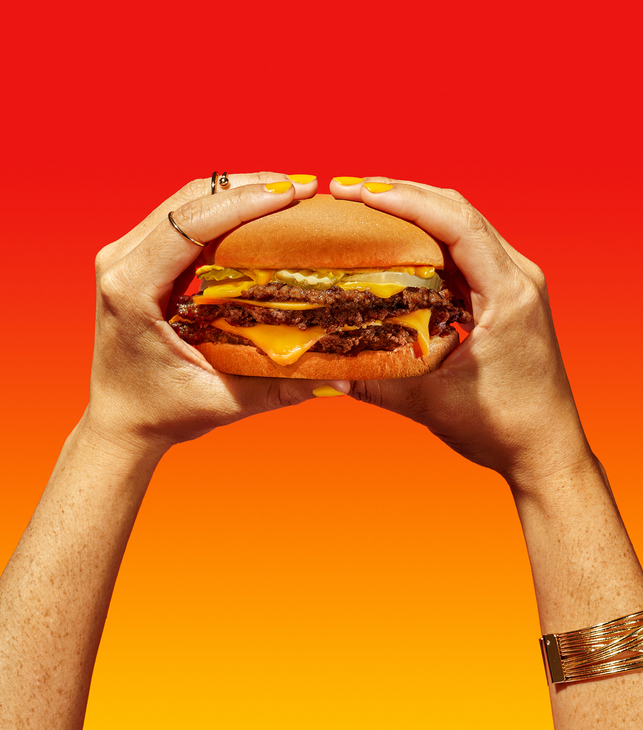 Photographe commercial à Casablanca spécialisé en publicité, produits et retouche haut de gamme. Création d’images professionnelles pour marques et entreprises au Maroc.