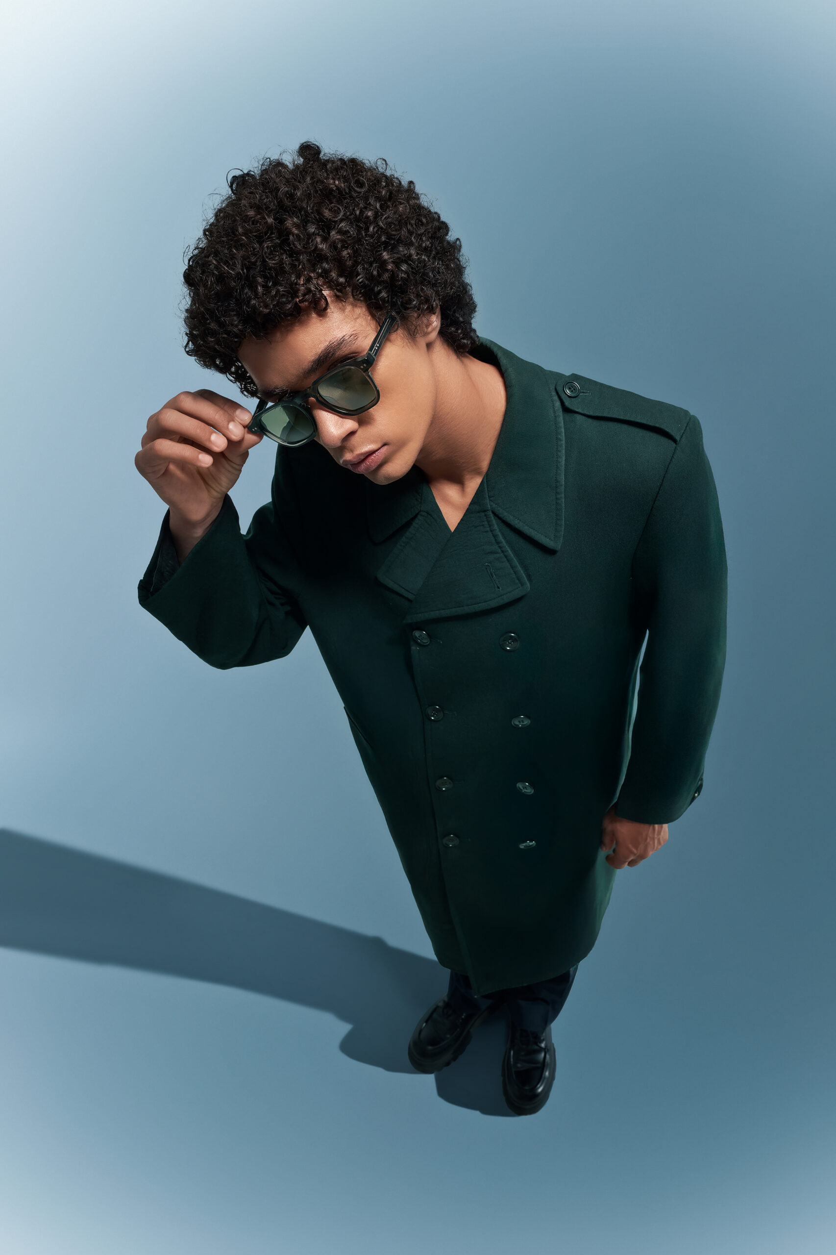 « Shooting photo moderne et luxueux pour lunettes de soleil unisexes. Montures géométriques dorées, lumière studio propre, fond dégradé, esthétique mode haut de gamme et rendu éditorial professionnel. Photographie commerciale pour marques et designers eyewear. »