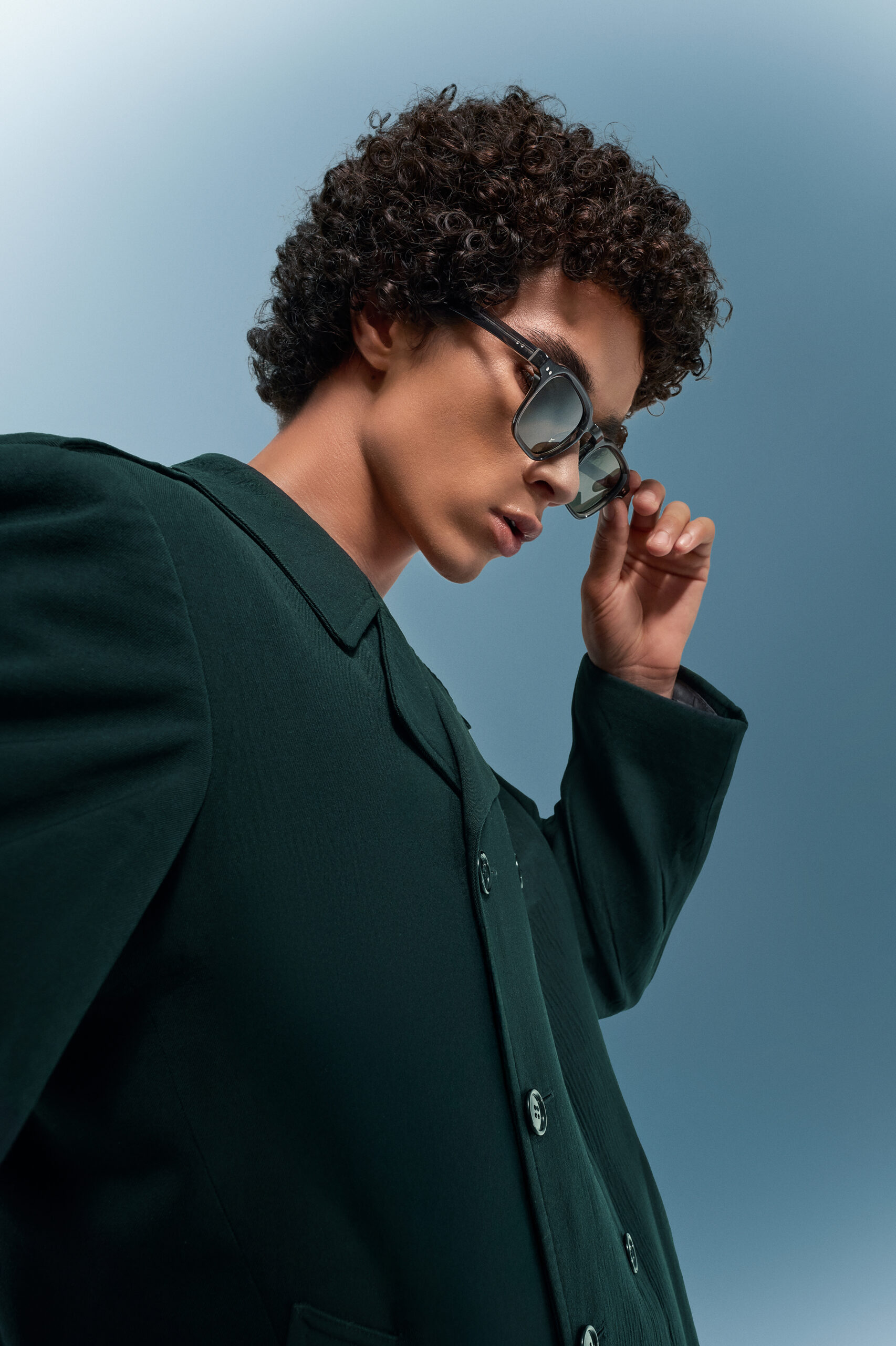 « Shooting photo moderne et luxueux pour lunettes de soleil unisexes. Montures géométriques dorées, lumière studio propre, fond dégradé, esthétique mode haut de gamme et rendu éditorial professionnel. Photographie commerciale pour marques et designers eyewear. »