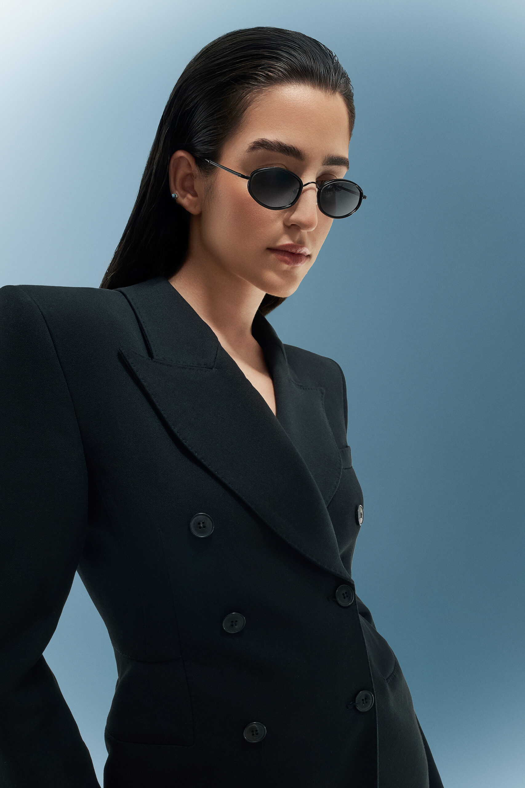« Shooting photo moderne et luxueux pour lunettes de soleil unisexes. Montures géométriques dorées, lumière studio propre, fond dégradé, esthétique mode haut de gamme et rendu éditorial professionnel. Photographie commerciale pour marques et designers eyewear. »